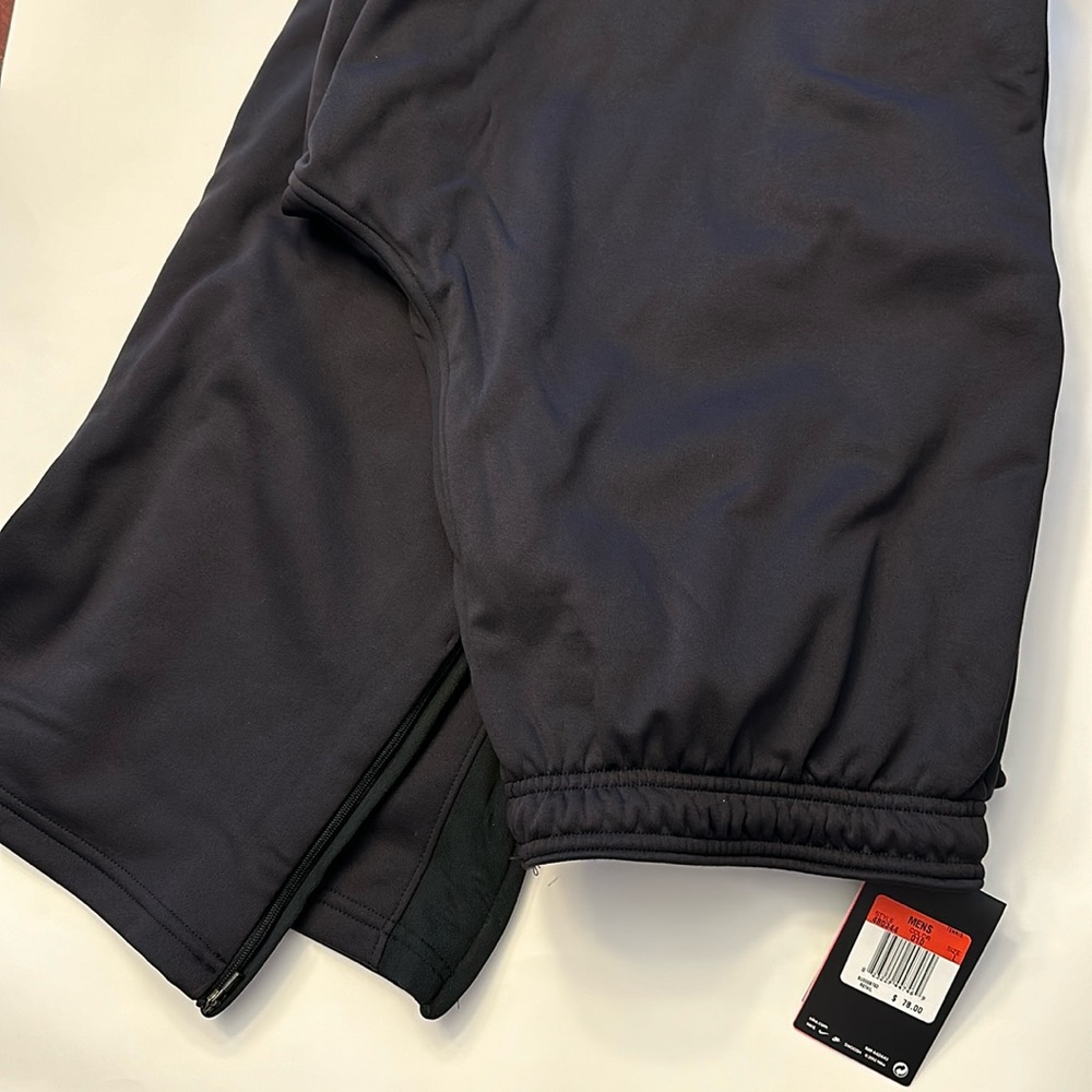 NWT Men’s Therma-fit Nike sweat pants. With three zippered pockets.